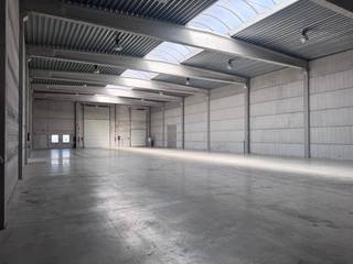 Uitstekend gelegen magazijn te koop in Temse. Het bedrijfsgebouw bevindt zich op een toplocatie, vlak aan de N16 en op amper 5 minuten van de E17 (op- en afrit 15 Temse). Via deze weg geniet u van een zeer vlotte bereikbaarheid richting Gent & Antwerpen.<br /><br />De magazijnruimte uit betonstructuur heeft een oppervlakte van 771 m² en is voorzien van lichtstraten met rookluik en polybetonvloer. De loods is toegankelijke via een sectionale poort, een laadkade en een afzonderlijke toegangsdeur. Met de mogelijkheid tot aanpassingen heeft u bovendien de vrijheid om de indeling, afwerking en inrichting volledig af te stemmen op de specifieke behoeften van uw bedrijf. Tevens is er voldoende manoeuvreerruimte aanwezig.<br /><br />Contacteer PANORAMA B2B voor bijkomende (technische) inlichtingen, plannen of een vrijblijvend plaatsbezoek 0477 06 30 30.