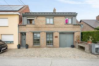 Deze ruime woning is zeer landelijk gelegen.De indeling op het gelijkvloers is als volgt: inkom, uitgeruste keuken, gezellige leefruimte (met haard),...