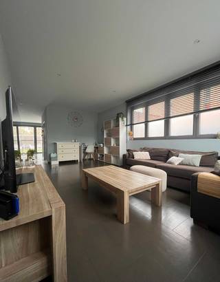 Verzorgde halfopenbebouwing op een perceel grond van 328m² gesitueerd op een zeer centrale locatie pal in de dorpskern van Kalmthout-Centrum.De...