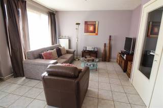 INDELING:- Hal- Living- Ingerichte keuken met kasten en toestellen (ijskast, dampkap, oven, kookvuur)- Ingerichte badkamer met ligbad, dubbele...
