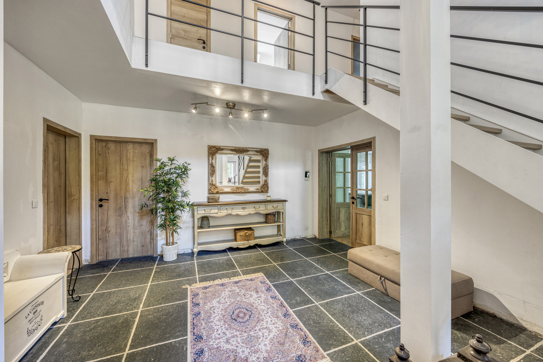 Zeer ruime gerenoveerde woning (± 398 m²) op een perceel van ± 60 are in het prestigieuze Bois de Strihoux - foto 3