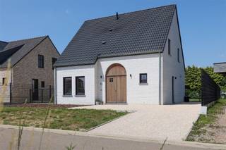 Stijlvolle nieuwbouwwoning met 3 slaapkamers op een zonnig perceel van 4a 47ca Omgeving:+ Rustig gelegen in een doodlopende straat+ Gelegen in een...