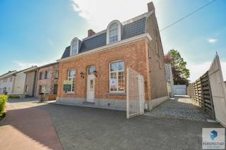 In het centrum van Aalter, op een prachtig perceel van 1300 m², bevindt zich deze unieke karaktervolle ruime (320m²) woning .INDELING: Bij het...