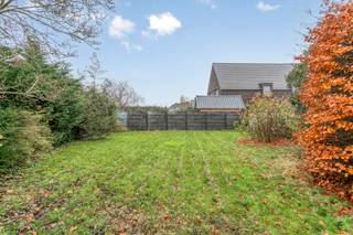 <p><strong>Instapklare handelsruimte/polyvalente ruimte met woonst in Desselgem</strong></p>
<p>Op zoek naar een ruime woning waar wonen en werken perfect samengaan? Deze instapklare eigendom van <strong>435 m²</strong> biedt vier volwaardige slaapkamers, een zonnige zuidgerichte tuin en een veelzijdige handels- of praktijkruimte. De woning werd in 2022 grondig vernieuwd met onder meer conforme elektriciteit, nieuwe ramen en volledige isolatie.</p>
<p><strong>Indeling</strong></p>
<ul><li><strong>Gelijkvloers:</strong> ruime handels- of kantoorruimte, lichtrijke leefruimte, eetplaats met open keuken, polyvalente ruimte, wasplaats, toilet, berging, zonnige tuin met overdekt terras en extra bergruimte.</li><li><strong>Eerste verdieping:</strong> vier ruime slaapkamers en een badkamer met bad, douche en dubbele lavabo.</li><li><strong>Tweede verdieping:</strong> zolder met extra bergruimte.</li></ul>
<p><strong>Troeven</strong></p>
<ul><li>
<p>Instapklaar voor handel of hobby</p>
</li><li>
<p>Vier slaapkamers</p>
</li><li>
<p>Zonnepanelen</p>
</li><li>
<p>EPC-label C</p>
</li><li>
<p>Zuidgerichte tuin</p>
</li><li>
<p>Centrale ligging</p>
</li><li>Ideaal voor zelfstandigen, vrije beroepen of wie wonen en werken wil combineren</li></ul>
<p><br /><br />Heeft u interesse in deze handelsruimte of extra ruimte bel dan naar Sofie Bossuyt op het nummer 0474 222 182.</p>