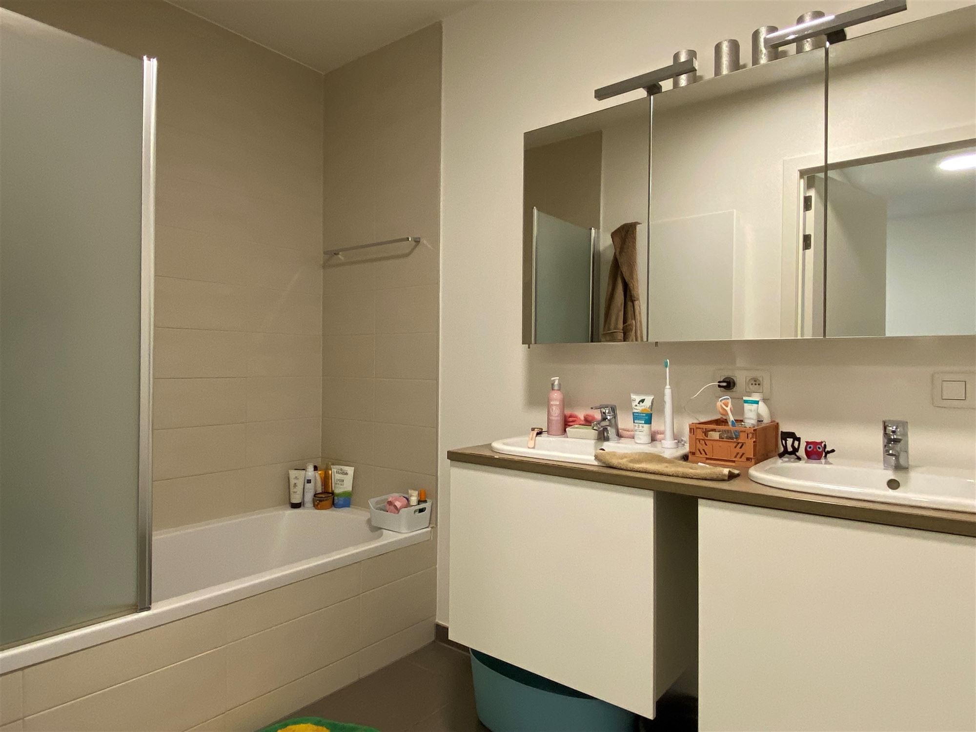 Modern 2 slaapkamer appartement met ruim terras - foto 3