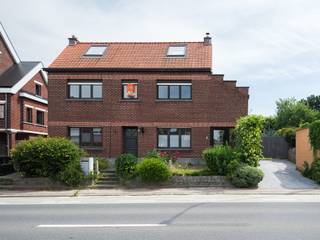 Looking for a spacious home near the centre of Zottegem with 4 bedrooms and an additional practice room?<br />Then this property is definitely worth a visit!<br /><br />FIRST VIEWING ON SATURDAY, JULY 4 – REGISTRATION REQUIRED via elisa@ocvastgoed.be or +32 468 45 65 26!<br /><br />Located in a prime location, close to the centre of Zottegem and all essential amenities, this spacious detached home offers plenty of living space. The property has been partly renovated and extended, resulting in a surprisingly generous layout.<br />The rear extension provides beautiful views of the garden, which is divided into two sections and overlooks the surrounding greenery. An additional practice room with a separate entrance and waiting area offers numerous possibilities and can also be used as a home office or an extra bedroom.<br /><br />Layout<br />Ground floor<br />Entrance hall<br />Guest toilet<br />Storage room + laundry room<br />Spacious living area with open-plan kitchen and office corner<br />Practice room with separate entrance, waiting room and private toilet (also suitable as an office or bedroom)<br />First floor<br />3 spacious bedrooms<br />Bathroom with freestanding bathtub and walk-in shower<br />Rooftop terrace connected to one of the bedrooms<br />Attic floor<br />Accessible via a fixed staircase<br />Fully renovated<br />Ideal as a 4th bedroom, hobby room or additional storage space with built-in wardrobes<br /><br />An ideal home for those looking for generous living space, a versatile layout and a quiet location close to the centre.<br /><br />Gross floor area (according to the EPC): 217 m²<br />Urban planning information: Application pending (17/06/2026).<br />No pre-emption right, no judicial or administrative restoration measures imposed.<br />Not located in a flood risk area. Flood scores: P-score A, G-score A. No renovation obligation.<br />EPC: 363 kWh/m²/year (Energy label D)
