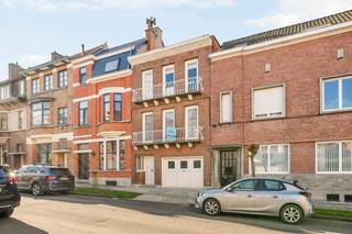 <p><strong>Immeuble de rapport idéalement situé avec 2 appartements, grand garage et espaces de stockage supplémentaires dans l’une des plus belles rues de Renaix !</strong> Ce bien offre une excellente opportunité pour les investisseurs à la recherche d’un investissement immobilier solide avec du potentiel. Avec une superficie habitable d’environ 250 m² sur un terrain de 114 m², vous bénéficiez d’une construction robuste offrant de nombreuses possibilités de rénovation et d’optimisation.</p>
<p><strong>DISPOSITION :</strong><br />Rez-de-chaussée : spacieux garage pouvant accueillir plusieurs voitures ainsi que des espaces de rangement supplémentaires.<br />Étage : deux appartements spacieux, chacun composé d’un séjour, d’une cuisine partiellement équipée, d’une salle de bain et de 2 chambres. Chaque appartement dispose de compteurs séparés.</p>
<p>À l’extérieur, le bien dispose d’une terrasse d’environ 20 m².</p>
<p><strong>Pour qui ce bien est-il idéal ?</strong><br />♦ Pour les investisseurs à la recherche d’un immeuble de rapport avec potentiel.<br />♦ Pour ceux qui souhaitent rénover et créer de la valeur dans un emplacement de choix.</p>
<p>Visite sur rendez-vous avec Immo Beguin : info@immobeguin.be</p>