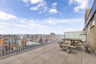 Nieuwpoort :Lichtrijke 1-slaapkamer penthouse met een ruim, zongericht terras en een prachtig zicht op zee en vergezichten over Nieuwpoort. Gelegen...