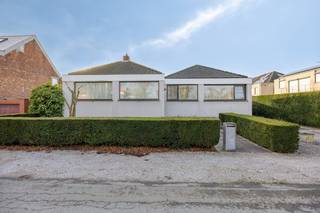 Ontdek deze prachtig vernieuwde jaren 70 woning in bungalow stijl, ideaal gelegen in een rustige straat en perfect voor wie gelijkvloers wonen...