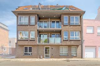 In residentie "Oost-Eindeken" bevindt zich dit instapklaar appartement (77m² bewoonbare oppervlakte, EPC 181, conforme elektrische keuring, lift aanwezig) te koop met 2 slaapkamers en gunstig georiënteerd terras. Langs de Stationsstraat te Maldegem geniet men van een uitstekende locatie vlakbij openbaar vervoer, buurtwinkels, scholen, sportcentrum en een vlotte verbinding richting Brugge, Knokke, Aalter, Eeklo... Het appartement is momenteel verhuurd.Indeling:Derde verdieping (77m² bewoonbare oppervlakte):- Inkomhal met gastentoilet;- lichtrijke woonkamer met ingerichte leefkeuken voorzien van oven, koelkast, vaatwasser, keramische kookplaat, dampkap en tal van kasten;- gunstig georiënteerd terras;- berging met aansluiting voor wasmachine, CV-installatie;- badkamer voorzien van ligbad met douchemogelijkheid en lavabo in meubel;- slaapkamer 1; - slaapkamer 2.Bestuursmaatregelen in het maatregelenregister: nee