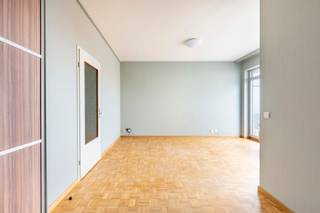 <span>Indeling</span>: <br />Deze instapklare studio gelegen aan Kipdorpvest bevindt zich op de zesde verdieping van een gebouw met in totaal zeven verdiepingen en geniet van een prachtig uitzicht op het MAS en het station. De studio verkeert in goede staat en biedt een aangename, functionele indeling met voldoende opbergruimte voor een studio. De moderne keuken sluit mooi aan bij de leefruimte, die afgewerkt is met charmant blokjesparket en voorzien is van ingebouwde kasten.<br /><br />De ruime, charmante badkamer beschikt over een douche in bad en biedt tevens plaats voor een wasmachine. Waar momenteel ruimte is voor het bed, kan eenvoudig een gordijn geplaatst worden om de verschillende zones extra van elkaar af te scheiden en de studio praktisch in te delen. Verder is er een balkon aanwezig, wat een aangename buitenruimte vormt.<br /><br />De elektriciteit is conform en er is geen asbest aanwezig, wat bijdraagt aan een zorgeloze aankoop. Met een EPC-score B is de studio bovendien energiezuinig. De eigendom is momenteel niet bewoond en kan dus onmiddellijk gebruikt worden, zowel voor eigen bewoning als investering.<br /><br /><span>Omgeving</span>:<br />De studio is uitstekend gelegen in het hart van Antwerpen, op wandelafstand van tal van winkels, horecazaken en culturele voorzieningen. In de nabije omgeving bevinden zich onder meer het Museum aan de Stroom (MAS) en het levendige stadscentrum met de Meir, één van de belangrijkste winkelstraten van de stad. Ook het station Antwerpen-Centraal ligt vlakbij, wat zorgt voor een uitstekende verbinding met het openbaar vervoer en een vlotte bereikbaarheid naar andere steden. <br /><br />Daarnaast geniet u van de nabijheid van gezellige pleinen, restaurants en cafés, terwijl dagelijkse voorzieningen zoals supermarkten, bakkers en apotheken op korte afstand te vinden zijn. De centrale ligging gecombineerd met het mooie uitzicht en de rust op een hogere verdieping maken dit een bijzonder aantrekkelijke woonplek, zowel voor eigen gebruik als investering.