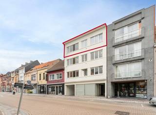 Dit appartement (105 m²) met 3 slaapkamers is centraal gelegen in Tielt, op wandelafstand van winkels, scholen en openbaar vervoer. De lichtrijke leefruimte sluit aan op een praktische keuken die geschikt is voor dagelijks gebruik.  Met drie volwaardige slaapkamers biedt het appartement voldoende ruimte voor een gezin, thuiswerk of hobby. De badkamer is uitgerust met een douche en lavabo; het toilet is apart. Een privatieve kelderberging zorgt voor extra opbergruimte.  Achteraan bevindt zich een rustig gelegen terras.  Bijkomende troef: één of meerdere garages die kunnen worden bijgekocht, wat zeker een meerwaarde vormt bij deze centrale ligging.  Het appartement maakt deel uit van een kleinschalige residentie met beperkte syndicuskosten. Bovendien is de elektriciteit conform en is er een gunstige EPC score, wat zorgt voor een comfortabele en betaalbare woonervaring.
