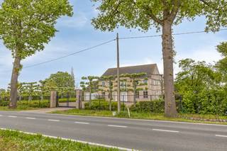 The house can be accessed through the spacious tiled entrance hall with built-in cloakroom and separate guest toilet with hand washer. Through...