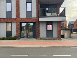 Dit verzorgde appartement, gebouwd in 2017, combineert hedendaags wooncomfort met een energiezuinige afwerking. Dankzij de aanwezigheid van 2 zonnepanelen, dubbele beglazing en een uitstekende EPC-score van 78,07 kWh/m² geniet u van een aangenaam en energiezuinig woonklimaat. Bij het betreden van het appartement komt u terecht in de inkomhal die toegang geeft tot de lichtrijke leefruimte met een volledig uitgeruste, moderne keuken. De praktische indeling zorgt voor een aangename en comfortabele woonomgeving. Verder beschikt het appartement over een apart gastentoilet, een badkamer voorzien van een inloopdouche en wastafel, en een ruime slaapkamer met een ingemaakte kast.<br />Vanuit de leefruimte heeft u toegang tot het ruime terras met aansluitend een privatieve tuin, waar u in alle rust van het buitenleven kunt genieten.<br />Ook op praktisch vlak biedt dit appartement alle comfort. In de ondergrondse garage beschikt u over een privatieve autostaanplaats met daarachter een afzonderlijke, volledig afsluitbare berging. Dankzij de lift zijn zowel het appartement als de ondergrondse verdieping vlot bereikbaar.<br />De huurvoorwaarden zijn als volgt: de eerste maand huur wordt vooraf betaald, er wordt een huurwaarborg van drie maanden gevraagd, de huurder draagt de helft van de kosten van de plaatsbeschrijving en er geldt een maandelijkse forfait van € 90 voor de gemeenschappelijke lasten. Beschikbaar 17 oktober 2026.<br />Wenst u meer informatie of een bezoek ter plaatse in te plannen? Neem dan vrijblijvend contact met ons op.