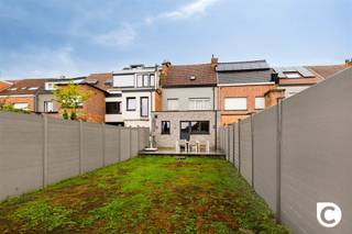 <p><span>Gezellige rijwoning met vernieuwd gelijkvloers, tuin en uitbreidingsmogelijkheden</span></p><p><span> </span></p><p><span>In een rustige en aangename straat, centraal gelegen tussen de dorpskernen van </span><span>Boom en Reet</span><span>, vinden we deze gezellige rijwoning met verrassend veel potentieel. De woning combineert een </span><span>degelijk bestaande structuur</span><span> met een volledig vernieuwd gelijkvloers, een leuke tuin met terras en een praktische uitgang naar de achterliggende servitudeweg.</span></p><p><span>Ook qua ligging zit u hier goed: dagelijkse winkels, openbaar vervoer en belangrijke verbindingswegen bevinden zich in de nabije omgeving.</span></p><p><span> </span></p><p><span>Vernieuwd gelijkvloers met open leefruimte</span></p><p><span>De oorspronkelijke woning dateert uit </span><span>1952</span><span> en beschikt over een solide structuur. In 2014 werd het volledige gelijkvloers grondig aangepakt onder begeleiding van een architect. Daarbij werd onder meer een ruime achterbouw gerealiseerd, waardoor een aangename, open leefruimte en een volledig ingerichte keuken ontstonden.</span></p><p><span>Via de inkomhal, voorzien van een handige afgesloten vestiaireberging en gastentoilet, komen we in de lichtrijke leefruimte. De gezellige </span><span>gashaard</span><span> zorgt hier voor extra sfeer. Aansluitend bevindt zich de volledig ingerichte open keuken met composieten werkblad en een uitgebreid assortiment aan toestellen: een 6-pits gaskookplaat, dampkap, hetelucht/stoomoven en een hetelucht/microgolfoven met warmhoudlade.</span></p><p><span>Daarnaast is er een praktische tweede berging met aansluitingen voor wasmachine en droogkast.</span></p><p><span>Vanuit de keuken is er rechtstreeks toegang tot de tuin. Hier geniet u van een aangelegd terras, een gemetselde tuinberging en een bijzonder handige achteruitgang naar de servitudeweg. De tuinberging leent zich uitstekend als fietsenstalling of bergruimte. Bovendien is er reeds materiaal aanwezig om de verdere omheining met achterpoort te realiseren.</span></p><p><span> </span></p><p><span>Drie slaapkamers en nog volop mogelijkheden</span></p><p><span>Op de eerste verdieping bevinden zich </span><span>drie slaapkamers</span><span> en een badkamer met douche, toilet en lavabo. De originele, mooi opgeschuurde trap geeft de woning hier extra karakter.</span></p><p><span> </span></p><p><span>Via een tweede vaste trap bereiken we de ruime zolderverdieping van maar liefst </span><span>40 m²</span><span>. Deze ruimte biedt nog tal van mogelijkheden en kan worden ingericht als bijvoorbeeld </span><span>twee extra ruime slaapkamers</span><span>, eventueel aangevuld met een tweede badkamer.</span></p><p><span> </span></p><p><span>Verder beschikt de woning over een </span><span>kelder</span><span>, ideaal als extra opslagruimte.</span></p><p><span> </span></p><p><span>Extra Troeven</span></p><ul><li><span>Rustige, harmonieuze straat met voldoende parkeergelegenheid</span></li><li><span>Centrale ligging tussen Boom en Reet</span></li><li><span>Volledig vernieuwd gelijkvloers, gerealiseerd in 2014</span></li><li><span>Elektriciteit conform.</span></li><li><span>Leidingen op de verdiepingen reeds voorzien</span></li><li><span>3 slaapkamers op de eerste verdieping</span></li><li><span>Ruime zolder van ca. 40 m² met mogelijkheid tot 2 extra slaapkamers</span></li><li><span>Mogelijkheid tot maximaal </span><span>5 slaapkamers</span></li><li><span>Aangename tuin met terras en gemetselde tuinberging</span></li><li><span>Handige achteruitgang via de servitudeweg</span></li></ul><p><span> </span></p><p><span>Renovatieplicht</span></p><p><span> De renovatieverplichting voor residentiële gebouwen gaat in op 1 januari 2023. </span></p><p><span>Wie vanaf 2023 de nieuwe eigenaar, opstalhouder of erfpachter wordt van een woning of appartement met een slecht EPC-label, moet die binnen de 5 jaar energetisch renoveren tot label D (of beter).</span></p><p><span> </span></p><p><span><span>https://www.vlaanderen.be/een-woning-kopen/renovatieverplichting-voor-residentiele-gebouwen-vanaf-2023#q-59813524-3072-4edc-bb23-c56becf7b528</span></span></p><p><span> </span></p>