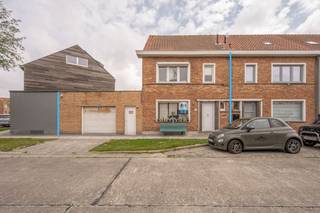 Deze instapklare rijwoning met garage, 3 slaapkamers en buitenruimte is rustig gelegen in een kindvriendelijke woonwijk, op wandelafstand van het strand, de duinen en het station. Bovendien geniet de woning van een vlotte verbinding naar Blankenberge, Brugge en Knokke.<br />Op het gelijkvloers bevindt zich de inkomhal, een ruime en lichtrijke woonkamer met eetplaats, aansluitend een volledig uitgeruste keuken, een afzonderlijke wasplaats en een eerste badkamer. De eerste verdieping omvat de nachthal, twee volwaardige slaapkamers met ingemaakte kasten en een tweede badkamer. Via een vaste trap bereikt men de tweede verdieping waar zich de derde slaapkamer en extra bergruimte bevinden. Daarnaast beschikt de woning over een garage en aangename buitenruimte.<br /><br />Extra troeven: Verwarming op aardgas (condenserende ketel 2026), Dubbele beglazing, PVC-ramen met elektrische rolluiken...<br /><br />Een absolute aanrader voor wie op zoek is naar een verzorgde en instapklare woning met garage in een rustige buurt te Zeebrugge.<br /><br />Voor meer informatie of een bezoek ter plaatse aarzel niet en bel Gaëlle op het nummer 0479 17 17 17