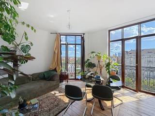 <strong>SCHAERBEEK : Appartement met 1 slaapkamer van ±52m² vlakbij het Josaphatpark gelegen op de 4de verdieping zonder lift. Het bestaat uit een woonkamer ±19m², keuken met elektrische kookplaat, badkamer met wc, berging, slaapkamer ±15m² en balkon. Voorziening van kosten: 30€/maand voor de gemeenschappelijke ruimtes en afstand van verhaal verzekering. EPC E. Beschikbaar op 01/11/2026.</strong><br /><br /><span>4e verdieping zonder lift: </span><br /><br />- Woonkamer : ±19m²<br />- Keuken met elektrische kookplaat<br />- Badkamer met wc<br />- Slaapkamer : ±15m²<br />- Balkon : ±2m<br />- Berging