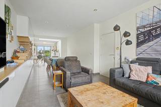 <p>Huis te koop Aalter: Instapklare, ruime woning met EPC-label B, 5 slaapkamers en grote garage.<br /><br />Zoekt u een nieuwe thuis in Aalter? Ontdek deze woning in de Brugstraat 154, waar wooncomfort en duurzaamheid slim gecombineerd worden.<br /><br />Het EPC-label B zorgt voor lage energiekosten.<br /><br />Deze woning biedt ruimte voor het hele gezin met vijf ruime slaapkamers en twee badkamers, geen wachtrij om te douchen 's morgens!<br /><br />De grote, lichtrijke leefruimte op het gelijkvloers, met open keuken in combinatie met een groot schuifraam naar de tuin met terras, zorgen voor een echte feelgood ervaring. Deze multifunctionele ruimte nodigt uit tot een aangenaam contact tussen de gezinsleden en met familie en vrienden. <br /><br />Daarnaast beschikt het pand over een zeer grote, droge kelderverdieping voor extra bergruimte en een ruime privé-garage van 31 m².<br /><br />Strategische ligging in Aalter: de locatie is een unieke troef: op wandelafstand van het commerciële hart van Aalter en het station Aalter. Files vermijden? De E40 ligt op slechts 5 minuten rijden. <br /><br />Beschikbaarheid: dit instapklaar huis is beschikbaar vanaf 1 september 2027. <br /><br />Laat u verleiden door de foto’s en indien u meer informatie of een bezoek wenst, vul dan bij voorkeur eerst uw gegevens in via de contactknop en dan bel ik u spoedig op.<br /><br />Laurens Deprez 0496-20 64 64<br />De opgegeven informatie en oppervlaktes zijn informatief en niet bindend.</p>