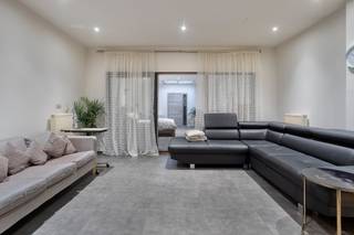 In de Bloemstraat in Borgerhout bevindt zich dit huis te koop, met een totale bewoonbare oppervlakte van ca. 220 m². Het huis is thans ingedeeld als 3 appartementen, waarvan 2 appartementen verhuurd zijn. In de nabije omgeving bevinden zich het centraal station, Moorkensplein, Zurenborg en belangrijke invalswegen waardoor de bereikbaarheid gegarandeerd is. Winkels, horeca en cultuur liggen eveneens op wandelafstand.Indeling:Gelijkvloers appartement:- leefruimte - keuken - badkamer- twee slaapkamers- dressingEerste verdieping studio vooraan:- leefruimte- keuken- slaapkamer- badkamer Eerste verdieping studio achteraan:- leefruimte- keuken - badkamerMomenteel zijn twee appartementen verhuurd voor een totaal van 1.210 euro per maand, de studio op de eerste verdieping achteraan is niet verhuurd.Bent u geïnteresseerd in een woning, opbrengsteigendom of handelsruimte te koop in Antwerpen? Aarzel dan niet om ons te contacteren. Had u graag uw eigen eigendom te koop aangeboden bel ons dan voor een vrijblijvende schatting op 03/206.76.76 of mail naar antwerpen@dewaele.com. Bestuursmaatregelen in het maatregelenregister: nee