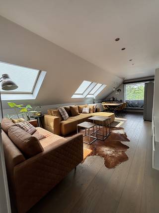 <p>Charmant, lichtrijk en instapklaar dakappartement in Gierle!</p><p>Dit charmante dakappartement is gelegen in een rustige, kleinschalige residentie nabij het gezellige dorpshart van Gierle. U geniet hier van een vlotte verbinding naar de E34 en diverse invalswegen, terwijl openbaar vervoer, winkels en scholen zich op wandelafstand bevinden.</p><p>De leefruimtes op masief eiken parket geven een warme en gezellige sfeer aan het appartement. De leefruimte met open keuken baadt in het natuurlijke licht dankzij een groot schuifraam. Dit raam biedt direct toegang tot het grote, zonnige terras – de ideale plek om in alle rust te ontspannen.</p><p>De inkomhal is voorzien van een apart toilet en leidt naar de master bedroom met ingebouwde kast, een tweede volwaardige slaapkamer en een praktische berging. De badkamer werd recent stijlvol vernieuwd en is uitgerust met zowel een heerlijk ligbad als een moderne inloopdouche. Tot slot biedt een flexibele extra ruimte de mogelijkheid om een derde slaapkamer, thuiswerkplek of speelkamer in te richten.</p><p>Achter het gebouw beschikt u bovendien over een private garage met plaats voor één wagen.</p>