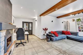 <p>In een rustige straat te Idegem bevindt zich deze instapklare woning op een mooi perceel van 9 are. Het treinstation ligt op slechts 1 km en ook winkels, scholen en andere voorzieningen bevinden zich in de nabije omgeving. Recht tegenover de woning bevindt zich natuurgebied, waardoor u hier geniet van een groen uitzicht en een bijzonder rustige woonomgeving.</p><p>De woning werd doorheen de jaren goed onderhouden en kan onmiddellijk bewoond worden. Mits verdere modernisering biedt het pand bovendien nog heel wat potentieel.</p><p>Het gelijkvloers omvat een gezellige leefruimte met salon en eetplaats, een open keuken, een veranda die perfect dienst kan doen als polyvalente ruimte en een mooi uitzicht biedt op het terras en de tuin, een ruime berging, een eerste badkamer en een grote garage die tevens extra opslagmogelijkheden biedt. Daarnaast is er een praktische overloop met wasplaats.</p><p>Op de verdieping bevinden zich drie volwaardige slaapkamers en een tweede badkamer.</p><p>Verder beschikt de woning over een kelder, een ruim terras en een aangename tuin waar het heerlijk vertoeven is.</p><p>Cv op pelletbrander - EPC C - Buitenschrijnwerk in PVC met dubbele beglazing - dak met pannen.</p>
