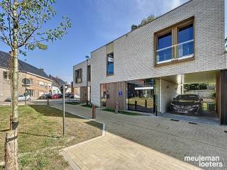 Deze recente woning geniet van een centrale maar uiterst rustige ligging op wandelafstand van verschillende winkels, diensten en openbaar vervoer...