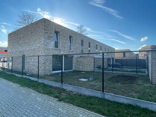 Deze halfopen beb. op lot 11 wordt gebouwd op een perceel van 181 m² en achteraan ontsloten door een uitweg die uitgeeft op je eigen parkeerplaats.<br />De tuinomheining en tuinhuis zijn reeds voorzien.<br />GLVLS: inkom, wc, ruime living met <strong>ingerichte keuken met eiland</strong> <strong>nog zelf te kiezen</strong> en berging. De grote raampartijen zorgen voor veel lichtinval.<br />1ste VERD.: drie slpk, wc, badk. met ligbad, douche en badmeubel met dubbele lavabo en berging. <br /><br />Energieneutrale woning (E-peil -12! = A+ - Label) dankzij het doorgedreven isolatiepakket, warmtepomp met vloerverwarming, zonnepanelen (6480 wp) en ventilatiesysteem D. Hiermee voldoe je aan de toekomstige normen en bespaar je uitermate op je woonkost.<br /><br />Ideaal gelegen in residentiële omgeving vlakbij tramhalte en vlotte fietsverbinding naar centrum Gent. Winkels en scholen zijn vlakbij.<br /><br />De kers op de taart? Een nieuwbouwwoning die sneller beschikbaar is dan normaal. Je koopt deze woning aan volgens de Wet Breyne.<br /><br />Meer info via 09 280 60 60 of info@durabrik.be.<br /><br />Bij verdere vragen neem rechtstreeks contact met Quirijn Pannecoucke 0476 66 61 39