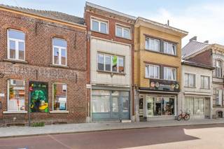 In het hart van Roeselare, op wandelafstand van winkels, scholen en horeca, bevindt zich deze woning met mogelijkheid tot handelsruimte. De ligging is uitstekend – vlakbij het station, bushalte en met een vlotte bereikbaarheid richting de E403. Ideaal voor wie wonen en werken wil combineren of op zoek is naar een investering met verhuurmogelijkheden.<br /><br /><strong>Indeling van het pand:</strong><br /><u>Gelijkvloers</u>: aparte inkom naar eventuele handelsruimte, inkomhal woonst, eetplaats, keuken en badkamer.<br /><u>Eerste verdieping</u>: woonkamer en een slaapkamer.<br /><u>Tweede verdieping</u>: twee bijkomende slaapkamers.<br /><u>Kelder</u>: kleine kelder, bereikbaar via de eetplaats.<br /><br /><strong>Technische eigenschappen:</strong>
<ul>
<li>Centrale verwarming op aardgas.</li>
<li>PVC ramen met dubbel glas.</li>
<li>Dakisolatie aanwezig. </li>
<li>EPC-label D - 344 kWh/m²/jaar.</li>
</ul>
<strong>Extra troeven: </strong>
<ul>
<li>Centrale ligging in het hart van Roeselare.</li>
<li>Ruime tussenwoning met 3 slaapkamers. </li>
<li>Uitstekende bereikbaarheid dichtbij het station.</li>
<li>Geen auto nodig voor dagelijkse verplaatsingen dankzij ligging nabij centrum en openbaar vervoer.</li>
</ul>
Deze woning biedt zowel opportuniteiten voor eigen gebruik als voor investering!<br /><br /><strong>Interesse?</strong> Contacteer ons voor meer informatie of plan een vrijblijvend bezoek in. Bel ons via T. 051|201.400 en ontdek zelf wat dit pand te bieden heeft.