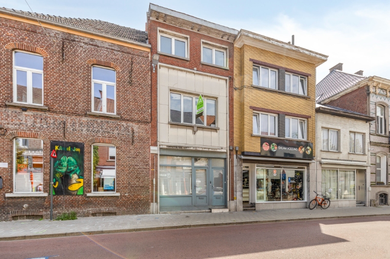 Tussenwoning met mogelijkheid tot handelsruimte in het centrum van Roeselare - foto 1