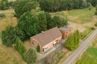 <p><span><strong>Ruime te renoveren hoeve met tal van mogelijkheden op uniek perceel 1,34Ha.</strong></span></p>
<p><span><strong>GELIJKVLOERS</strong><br /><br />De woning beschikt op het gelijkvloers over een leefruimte van 16,5 m² met aansluitend een aparte eetkamer van 18,5 m², beide voorzien van een tegelvloer. Keuken van 14 m².<br /></span></p>
<p><span>Verder bevinden zich op het gelijkvloers een ruime wasplaats van 21 m², voorzien van een apart toilet en een badkamer van 6 m² met ligbad, douche, enkele lavabo en tweede toilet.</span></p>
<p><span>Een grote schuur van ca. 60 m² met zolder van ca. 45m² die mogelijkheid biedt tot het maken van een ruime, liuchtrijke leefruimte, hobbyruimte of bureau. <br />Daarnaast beschikt de woning over een ruime bergkelder van 21 m².<br /><br /></span></p>
<p><span><strong>EERSTE VERDIEPING</strong><br />Op de eerste verdieping bevinden zich twee ruime slaapkamers van respectievelijk 19 m² en 17,5 m².<br /><br /><strong>BIJZONDERHEDEN<br /></strong>Enkele en dubbele beglazing in houten en PVC-schrijnwerk. Manuele rolluiken. CV op stookolie.<br /><br /><strong>POSITIEVE ASPECTEN</strong><br />Uniek perceel met mooie oppervlakte<br />Rustige en landelijke ligging<br />Ruime schuur van ca. 60 m met zolder.<br /><br />Een ruime woning met veel bergruimte en tal van mogelijkheden, dankzij de royale schuur, kelder en zolder. Een ideale opportuniteit voor wie op zoek is naar ruimte, rust en een eigendom met uitzonderlijk veel potentieel.</span></p>
