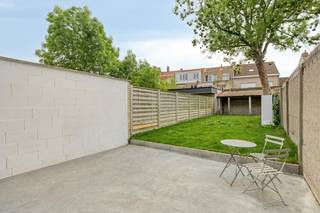 Volledig gerenoveerde woning, gelegen aan de Oostendse Steenweg, vlakbij de Scheepsdalelaan, Houtkaai en de Steenkaai, in het centrum van Sint-Pieters. De woning combineert modern wooncomfort met een hoogwaardige afwerking van natuurlijke materialen en blinkt uit in energetische duurzaamheid en energiezuinigheid. <br /><br />Indeling van het huis:<br /><br />Gelijkvloers:<br />- Uitnodigende inkomhal;<br />- Ruime technische berging met plaats voor fietsen;<br />- Apart gastentoilet;<br />- Royale geïnstalleerde keuken<br />- Gezellige woonkamer met zicht op de royale, zuidwestgerichte tuin. <br /><br />Eerste verdieping:<br />- Comfortabele badkamer, uitgerust met een ligbad en een inloopdouche;<br />- Royale slaapkamer aan de tuinzijde;<br />- Veelzijdige kamer ideaal als bureau of hobbyruimte. <br /><br />Tweede verdieping:<br />- Nachthal;<br />- Badkamer met inloopdouche;<br />- Tweede slaapkamer;<br />- Derde slaapkamer;<br />- Praktische stapelzolder die voor extra bergruimte zorgt. <br /><br />Extra voordeel: deze woning valt onder het stelsel van de verkooprechten, met mogelijkheid tot het verlaagde tarief van 2%, en wordt dus niet onder het btw-stelsel verkocht. <br />Om de hoogwaardige renovatie van deze woning te onderstrepen, krijgt u tijdens het plaatsbezoek inzage in het volledige postinterventiedossier. Dit uitgebreide dossier bevat meer dan 1.000 foto’s en alle gedetailleerde informatie over de uitgevoerde renovatiewerken.<br /><br />De eigendom wordt aangeboden via de Pre-sale formule. Op 26/09/2026 tussen 10:00 en 12:00 kan u het huis op afspraak komen bezichtigen en een bod uitbrengen. De vermelde prijs is een instelprijs. Voor meer info, gelieve contact op te nemen met de dossierverantwoordelijke.<br /><br />Bestuursmaatregelen in het maatregelenregister: in aanvraag