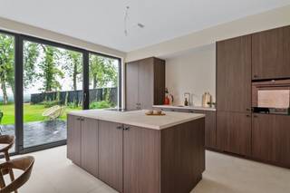 <p><span>Volledig gerenoveerde woning (HOB) op een prachtig perceel, met vier slaapkamers, twee badkamers, een garage en een ruime tuin met een weids uitzicht over de polders.</span></p><p><span>Op een aangename locatie in Hoevenen, vlakbij Kapellen, bevindt zich deze volledig gerenoveerde en verrassend ruime ééngezinswoning.</span></p><p><span>Dankzij de gunstige ligging geniet u van een vlotte verbinding met het centrum van Hoevenen en Kapellen en bevinden winkels, scholen, openbaar vervoer en belangrijke invalswegen zich in de nabijheid.</span></p><p><span>De woning is de ideale combinatie van comfortabel wonen en bereikbaarheid en dat in een rustige woonomgeving.</span></p><p><span>Via de inkomhal met gastentoilet betreden we de woning. Rechts bevindt zich een eerste volwaardige slaapkamer met en suite badkamer, uitgerust met een ruime inloopdouche en lavabomeubel. Links krijgen we toegang tot de leefruimte.</span></p><p><span>De lichtrijke leefruimte vormt samen met de open keuken het kloppende hart van de woning. De warme houten vloer, karaktervolle schouw en grote raampartijen creëren een bijzonder aangename sfeer! De volledig uitgeruste keuken met eiland biedt bijzonder veel werkblad- en kastruimte en sluit mooi aan op de eetplaats. Kamerbrede glaspartijen zorgen voor een overvloed aan natuurlijk licht en een prachtige verbinding met terras en tuin.</span></p><p><span>Verder vinden we op het gelijkvloers ook nog een polyvalente ruimte, geschikt als bureau, berging en/of wasplaats, en een ruime inpandige garage. Voldoende plaats voor wagen, fietsen en ...</span></p><p><span>Op de verdieping vinden we een nachthal, drie volwaardige slaapkamers en een tweede badkamer. Deze laatste is voorzien van een ligbad met douchevoorziening, dubbel lavabomeubel en toilet.</span></p><p><span>Ook buiten is het heerlijk vertoeven. Het ruime terras sluit rechtstreeks aan op de leefruimte en de keuken. Een garantie voor gezellige tuinfeestjes met familie en vrienden!</span></p><p><span>Men geniet hier bovendien van een mooi open zicht over de achterliggende velden, wat voor een heerlijk gevoel van rust en ruimte zorgt.</span></p><p><span>De tuin (met tuinhuis) biedt tenslotte nog heel wat mogelijkheden. Groene vingers? Dan kan je hier zeer zeker iets mee!</span></p><p><span>Interesse gewekt? Wel, dan hoor ik graag van U!</span></p>