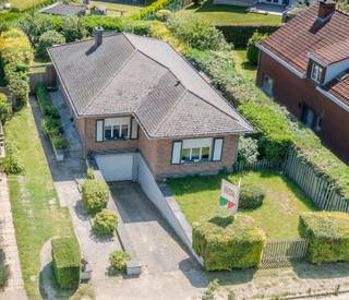 <p>Deze te renoveren bungalow is gelegen in een aangename en residentiële wijk van Dilbeek, vlak bij winkels, het station van Dilbeek en het centrum.</p><p>Via de inkomhal bereikt u enerzijds de leefruimtes en anderzijds de slaapvertrekken. De gezellige leefruimte, uitgerust met een houtkachel, geniet van een directe toegang tot het terras en de tuin. De praktische keuken beschikt over een eethoek en een aangrenzende berging, die eveneens toegang biedt tot het terras en de tuin.</p><p>De woning beschikt over een gezellige tuin, ideaal om in alle rust van het buitenleven te genieten. Verder vindt u twee slaapkamers, een bureauruimte met ingebouwde kasten, een badkamer, een extra berging en een apart toilet. Voor extra comfort is in enkele ruimtes airconditioning voorzien.</p><p>Daarnaast is er nog een zolderruimte aanwezig, die extra opslagmogelijkheden biedt.</p><p>Een absolute troef is de bijzonder ruime garage met automatische poort en tal van opbergmogelijkheden.</p><p>Bent u op zoek naar een woning die u volledig naar eigen smaak kunt renoveren op een uitstekende locatie? Plan dan vandaag nog uw bezoek via de website van Living Stone!</p>