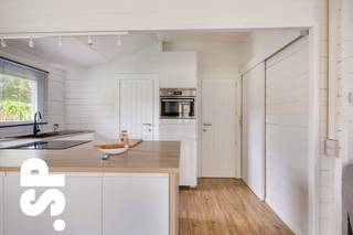 Instapklare chalet op perceel van 8A 95CA in de Langdonken van Herselt.<br /><br />Deze chalet werd volledig vernieuwd in 2021 met kwalitatieve materialen. Via de ruime veranda kom je in de gezellige woonkamer met open keuken. De keuken is volledig vernieuwd en uitgerust met moderne toestellen, waaronder een inductievuur en vaatwasser. Aansluitend bevindt zich een praktische wasplaats/berging. Verder beschikt de chalet over één slaapkamer en een volledig vernieuwde badkamer met douche, toilet en lavabomeubel.<br /><br />De tuin is volledig aangelegd en omheind, waardoor je in alle rust kan genieten van het buitenleven. Achteraan het perceel bevindt zich een ruime garage en tuinberging, ideaal voor extra opslag of hobbyruimte.<br /><br />Centraal doch rustig in het groen gelegen, geniet je toch van een vlotte verbinding naar omliggende gemeentes richting het centrum van Herselt met winkels, bakker, apotheek en andere voorzieningen en verbindingswegen.<br /><br />Nog vragen? Contacteer Immo SP op het nummer 014/59.10.20 of via Info@immosp.be.<br /><br />Benieuwd naar de waarde van uw eigen woning? Vraag vrijblijvend een gratis schatting aan – wij helpen u graag verder!