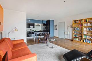 Lichtrijk en energiezuinig appartement nabij Antwerpen-Centraal<br /><br />In de Lange Kievitstraat in Antwerpen bevindt zich dit lichtrijke en energiezuinige appartement met EPC-label A. Dankzij de grote raampartijen, het open karakter en de praktische indeling voelt dit appartement meteen als een warme en aangename woonplek.<br /><br />Indeling:<br />De inkomhal geeft uit op een ruime leefruimte met houten vloeren en veel natuurlijke lichtinval. De open keuken is volledig geïnstalleerd en vormt één geheel met de eet- en zithoek, wat zorgt voor een gezellige en functionele leefruimte.<br />Aansluitend vind je een comfortabele slaapkamer, een badkamer met douche en lavabo, en een apart toilet.<br />Daarnaast is er toegang tot een rustige binnentuin, een groene plek waar bewoners kunnen genieten van een moment buiten.<br /><br />Bijzonderheden:<br />Energiezuinig appartement (EPC A)-<br />Instapklaar en goed onderhouden<br />Lichtrijke leefruimte met open keuken<br />Centrale ligging nabij Antwerpen-Centraal, winkels en openbaar vervoer<br /><br />Kortom, een stijlvol en energiezuinig appartement op een toplocatie, ideaal voor wie comfortabel en centraal wil wonen in Antwerpen.