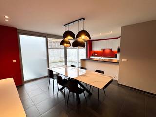 Klassevol GEMEUBELD APPARTEMENT op de eerste verdieping met ZUIDGERICHT TERRAS (± 25 m²) en 1 SLAAPKAMER op een uitstekende locatie in het Sint-Annakwartier, op wandelafstand van de Burg, Markt, de Brugse Vesten en met een vlotte verbinding naar de Ring. Indeling: lichtrijke leefruimte met eetplaats en directe toegang tot het aangenaam terras, zithoek en bureauhoek. Volledig ingerichte open keuken met inbouwtoestellen (vaatwasmachine, keramische kookplaat, dampkap, combi-oven en koelkast).
Ruime berging met wasmachine. Sas, gastentoilet. Slaapkamer met ingemaakte kast en een badkamer met lavabomeubel en douche. Epc 106 kWh/m2, label B. Ruim en comfortabel wonen in de Brugse binnenstad! Onmiddellijk vrij.
