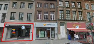 Uiterst interessant gelegen, gelijkvloers handelspand of kantoor in het centrum van Tienen. Dit pand heeft een gelijkvloerse opp. van ca. 100 m² en is uitgerust met toilet, bergruimte en kelder. <br />Alle moderne voorzieningen aanwezig zoals airco, elektrisch rolluik, led verlichting etc. <br />De maandelijkse huurprijs bedraagt 1.500 euro. <br />Onroerende voorheffing ten laste van de huurder. <br />Bent u op zoek naar een ideaal gelegen handelspand voor uw zaak, contacteer ons gerust voor een bezoek via info@immodelestre.be of 054 33 62 52. <br />www.immodelestre.be <br />