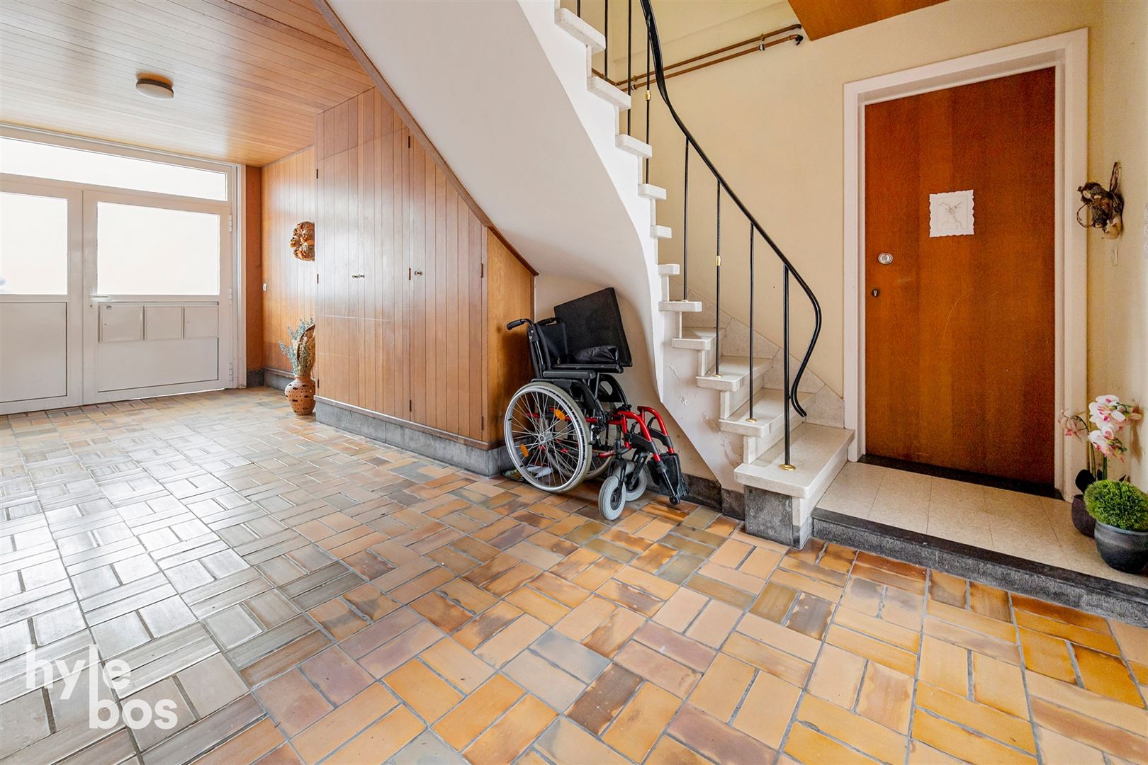 Apartment building - photo 2