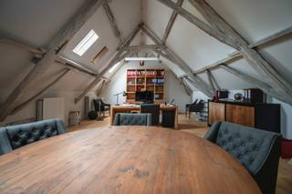 Welkom in deze charmante, gerestaureerde vierkantshoeve gelegen op een prachtig domein van maar liefst 2,7 hectare, waar luxueus wonen en werken...