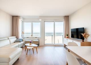 EERSTE BEZOEKMOMENT OP ZATERDAG 20/12/2025. SCHRIJF U IN VIA DE WEBSITE!PRACHTIG Appartement in recent (2016) gebouw met FRONTAAL zeezicht.Dit unieke...