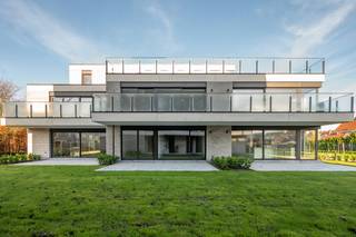 In het centrum van de bruisende gemeente Zwijndrecht stellen wij u met trots voor aan <strong>woonerf "Swyndrecht"</strong><br />Met een frisse en hedendaagse uitstraling dankzij de lichte gevelsteen en tegelijk natuurlijk rustgevend dankzij de groendaken, tuinen en aangeplante bomen.<br />Hoge ramen en lange zichtassen verhogen de leefkwaliteit van zijn bewoners.<br />Vanwege de populaire locatie zijn alle mogelijke werk-, sport- en ontspanningsactiviteiten binnen handbereik en op wandelafstand.<br /><br />Dit bijna-energie-neutraal project biedt u 16 sfeervolle luxe-appartementen, 3 penthouses en 6 woningen (2x HOB en 4xGB) met alle hedendaags comfort en afwerking.<br /><br /><strong><< WERKEN ZIJN AFGEROND!>><br /><< REEDS 80% VERKOCHT>></strong><br />Dit type appartement wordt aangeboden met een bewoonbare oppervlakte vanaf +/-108m², + een terrasoppervlakte vanaf +/-12m² en heeft 2<u> slaapkamers</u>.<br />Bij elke unit hoort een ondergrondse autostaanplaats of garage en berging te worden aangekocht. Fietsenstalling is inbegrepen. <br />Vloerverwarming met individuele luchtwater-warmtepomp, ventilatiesysteem en 4 zonnepanelen per woongelegenheid zijn inbegrepen.<br />Naast uw eigen terras en/of privétuin geniet u ook van een gemeenschappelijke tuin.<br />Centraal worden er ook gemeenschappelijke afvalcontainters ingeplant.<br />VERKOOP ONDER BTW-STELSEL<br /><strong>Prijzen vanaf €344.720,- exclusief kosten </strong>(registratierechten op grondaandeel, BTW op constructie, ereloon notaris en aansluitingskosten nutsvoorzieningen).<br /><br /><strong>Woonerf "Swyndrecht"</strong>: een unieke woonbeleving!<br />Bodem- en PFAS-onderzoek: GUNSTIG: geen verontreiniging vastgesteld.<br />Bel 03/775.78.79 voor een afspraak op kantoor voor inzage van de plannen, lastenboek en prijslijsten.<br />Ben je ook van plan je eigendom te verkopen? Maak een afspraak voor een gratis schatting, wij maken er samen een succesverhaal van !