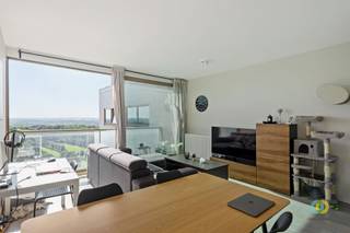 <p><span>Net buiten het centrum van Vilvoorde, op wandelafstand van Domein 3 Fonteinen en vlakbij de op- en afrit van de E19, bevindt zich dit volledig gemeubelde appartement. U betreedt het appartement via de inkomhal, die uitkomt in de lichtrijke leefruimte. De woonkamer vormt één harmonieus geheel met de volledig uitgeruste keuken en geeft toegang tot het aangename terras met een prachtig groen uitzicht. Aansluitend aan de keuken bevindt zich een praktische berging met aansluiting voor een wasmachine en droogkast. Deze ruimte kan eveneens dienen voor extra opslag van droge voeding en huishoudmateriaal. De centraal gelegen nachthal vormt de verbinding tussen het leef- en slaapgedeelte en biedt toegang tot de overige ruimtes van het appartement. De badkamer is uitgerust met een lavabo met meubel en een bad met douchefunctie. De slaapkamer van 11 m² geniet eveneens van rechtstreekse toegang tot het terras. Daarnaast is er ook een apart toilet aanwezig. In de huurprijs is een privatieve kelderruimte inbegrepen. Maandelijkse lasten/provisie: €150 (Water warm/koud + verwarming). Beschikbaar vanaf 01/09/2026</span></p>