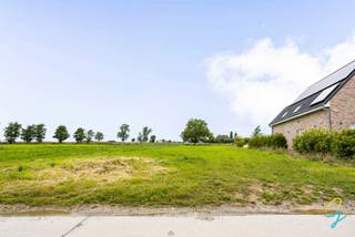 Te koop: Akrenbos 108 B, Bever. Verkoopsinfo : Pieter Cardoen, 0475 36 12 52 , pieter@cornelis-goeman.be <br /><br />Mooi gelegen stuk bouwgrond voor open bebouwing, totale oppervlakte van 1278 m2, met zicht op de velden. <br />- deels gelegen in woonuitbreidingsgebied (woonzone) o.a tuin in agrarisch gebeid.<br />- geen bouwverplichting<br />- verkavelingsvergunning afgeleverd <br />- rustige straat <br />- geen overstromingsgevoel gebied, A-label<br />- op 10 min rijden van A8/E429 snelweg met vlotte verbinding naar o.a Brussel/Halle- Kortrijk/Rijsel <br />- op 8 min rijden treinstation Moerbeke met vlotte verbinding naar o.a Brussel <br /><br />Benieuwd wat de kostprijs zou zijn om op deze grond een woning te bouwen? Contacteer ons voor een vrijblijvend bestek.<br /><br />Perceelbreedte 15,7 m en diepte 81,7 m <br />Gelijkvloers bouwdiepte is 15 m.<br />Gelijkvloers bouwbreedt is 9,56 m .<br />Bouwdiepte 1e verdieping is 12 m. <br /><br />Bijkomende info (o.a. VGI, verkavelingsvergunning, plannen, ..) zijn beschikbaar op aanvraag bij Pieter Cardoen via pieter@cornelis-goeman.be <br />Vermelde afmetingen in deze advertentie zijn informatief en niet bindend.