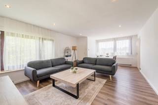 Ben je op zoek naar een instapklaar appartement met garage op een topligging in Sint-Niklaas? Lees dan zeker verder!
<p>Gelegen in de geliefde Kiemerstraat, vlak bij het centrum van Sint-Niklaas, vind je dit instapklare appartement. Dankzij de centrale ligging geniet je van een uitstekende bereikbaarheid met winkels, scholen, openbaar vervoer en invalswegen in de nabije omgeving. Bovendien zorgt de garage – die verplicht mee aan te kopen is – voor extra comfort en veiligheid.<br /><br />Indeling:<br />-2deV: Via de inkomhal (3 m²) betreed je de lichtrijke leefruimte (24 m²), die dankzij haar royale afmetingen een aangename woonbeleving biedt. Aansluitend bevindt zich een volledig uitgeruste keuken (7 m²), voorzien van alle nodige comfort. Vanuit de keuken is er toegang tot een aparte berging (3 m²) met aansluiting voor wasmachine en droogkast. Verder beschikt het appartement over een badkamer (4 m²) met een inloopdouche, een wasmeubel en een toilet. Ten slotte zijn er twee volwaardige slaapkamers: één van 13 m² en één van 12 m², ideaal voor koppels, gezinnen of als extra bureauruimte.</p>
<p>De garage dient verplicht mee aangekocht te worden voor €20.000, wat het plaatje compleet maakt.</p>
<p>Ben je op zoek naar een goed gelegen appartement met garage in Sint-Niklaas? Contacteer ons vandaag nog voor een bezoek!</p>