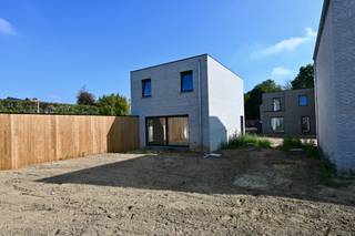 Nieuwbouwwoning in centrum Broechem met 3 slaapkamers !Indeling : Inkomhal , apart toilet , woonkamer met open keuken , berging .Verdiep : Nachthal ,...