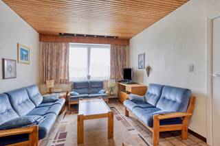 <p>Ontdek deze verzorgde tweegevelwoning, rustig gelegen aan het einde van een doodlopende straat. Hier geniet u van een aangename, kindvriendelijke en verkeersluwe omgeving, terwijl alle voorzieningen binnen handbereik liggen. Via de inkomhal komt u in de lichtrijke leefruimte van 32 m², die naadloos aansluit op de open keuken van 9 m². Vanuit de keuken heeft u rechtstreeks toegang tot het terras en de gezellige tuin, Op de eerste verdieping bevinden zich een badkamer van 6 m² en twee ruime slaapkamers van respectievelijk 19 m² en 15 m². De tweede verdieping biedt een derde slaapkamer van 15 m² en een bureau van 9 m², perfect als thuiswerkplek of hobbyruimte. Daarnaast beschikt de woning over een praktische kelder van 26 m². De ligging is een absolute troef: aan het einde van een doodlopende straat, op slechts 1 km van het centrum van Zellik en 1 km van Sint-Agatha-Berchem. Zo combineert u de rust van een residentiële omgeving met een uitstekende bereikbaarheid en de nabijheid van winkels, scholen, openbaar vervoer, belangrijke invalswegen, Laarbeekbos, Kerremanspark en het UZ Jette Bent u op zoek naar een ruime gezinswoning op een rustige, maar centrale locatie? Dan is deze woning zeker een bezoek waard!</p>