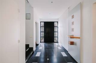 <p><span>Bent u op zoek naar een ruime woning met plaats voor uw professionele activiteit, extra ruimte of kangoeroewonen? Met een mooie tuin en vlakbij het centrum van Sint-Niklaas?<br />Dan zou deze woning wel eens aan heel wat van uw wensen kunnen voldoen!</span></p><p><span> </span></p><p><span>Deze kwalitatieve villa met praktijkruimte is door de jaren heen zeer goed onderhouden, ligt op een boogscheut van het centrum van de stad en biedt bijzonder veel mogelijkheden.</span></p><p><span> </span></p><p><span>We zetten graag enkele troeven op een rij:</span></p><ul><li><span>Grote bewoonbare oppervlakte (ca 310m²)</span></li><li><span>Ruime praktijkruimte met aparte ingang (ca 100m²)</span></li><li><span>Mooi aangelegde tuin</span></li><li><span>Volledig up-to-date: EPC-label B, 49 zonnepanelen, recente cv-ketel, asbestveilig</span></li></ul><p><span> </span></p><p><span>De gelijkvloerse verdieping is opgesplitst in een praktijkruimte en een privéwoning, elk bereikbaar via een aparte ingang.</span></p><p><span> </span></p><p><span>De praktijkruimte omvat een aparte inkom, wachtplaats, bureau, toilet en drie kabinetten/kantoorruimtes. Alles samen goed voor een nuttige oppervlakte van ongeveer 100 m².</span></p><p><span> </span></p><p><span>De privéwoning omvat een ruime inkomhal, toilet en kelder, een prachtige leefruimte en een aparte keuken met mooi zicht op de aangelegde tuin. Verder zijn er nog een bijkeuken, berging en garage.</span></p><p><span> </span></p><p><span>Op de eerste verdieping bevinden zich vier slaapkamers (15, 16, 16 en 14 m²), dressing, twee badkamers en een wasplaats.</span></p><p><span>Op de tweede verdieping bevindt zich nog een extra slaapkamer en een technische berging.</span></p><p><span> </span></p><p><span>Aan ruimte is er dus geen gebrek. Recent werd er geïnvesteerd in 49 zonnepanelen en een nieuwe cv-ketel, wat resulteert in een gunstig EPC-label B. Bovendien is de woning asbestveilig.</span></p><p><span> </span></p><p><span>De tuin is volledig aangelegd en voorzien van diverse terrassen en recente tuinberging.</span></p><p><span> </span></p><p><span>Bent u overtuigd en wenst u deze unieke eigendom te bezoeken? Neem dan zeker contact op met Axel Lenaerts Makelaars.</span></p><p><span> </span></p><p><span>Richtprijs: € 790.000<br />EPC: B</span></p><p><span> </span></p>