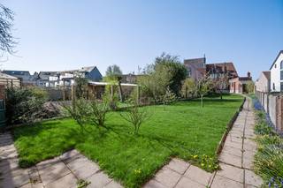 Ruime woning met 4 slaapkamers en zonnige tuin in Ranst!Bent u op zoek naar een woning in een rustige buurt, maar toch dichtbij alle voorzieningen?...