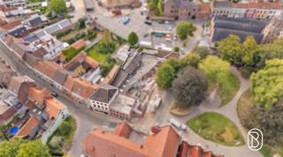 <p>Deze eigendom is TOPgelegen aan de Passage en aan de Sint-Hermesbasiliek en biedt veel potentieel.</p><p>Grote herenwoning genietend van prachtige uitzichten, op een toplocatie. <br />Aangename grote ruimtes, enorm veel potentieel. <br />INDELING: inkom en traphal, diverse kantoorruimtes, leefruimte, keuken, extra groot bijgebouw + verdiep, 5 slaapkamers en grote zolder.</p><p>Ideale gezinswoning, kantoren/burelen/praktijk of als investering.</p><p>Goede investering op een TOPLOCATIE.</p><p>Bezoek na afspraak met Immo Beguin: info@immobeguin.be</p>