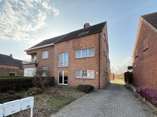 <p>Gelijkvloers appartement bestaande uit: ruime leefruimte, ingerichte open keuken, nachthal, apart toilet, 2 slaapkamers, badkamer met ligbad, wasplaats en garage.<br /><br />Rustig gelegen te Geel-Larum en vlot bereikbaar.<br /><br />Huurprijs: €775/maand (geen extra algemene kosten).<br /><br />Contacteer ons kantoor voor meer info of een bezoek ter plaatse via 0472/533.946 of mail naar info@immo-b.be!</p>